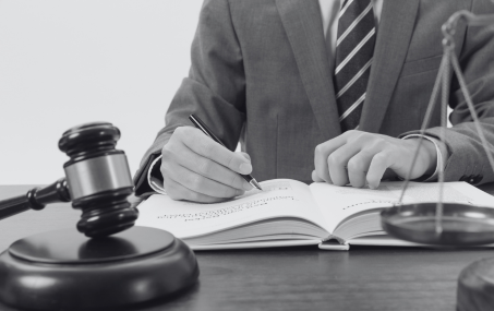 O ipoteză de analogia juris în materia raporturilor juridice de muncă: compensarea timpului petrecut de salariați în călătoria de întoarcere dintr-o delegare, ca urmare a unei situații neprevăzute, care a impus efectuarea acesteia în afara programului lor obișnuit de lucru